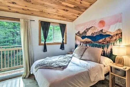 Queen bedroom overlooking the deck
